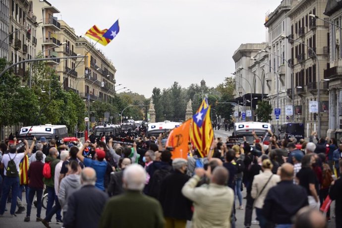 Manifestantes frente al cordón policial en la estación de Frana de Barcelona por la visita del Rey Felipe VI al BNEW