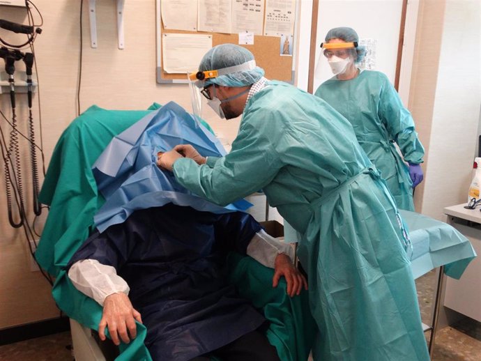 Profesionales del Hospital Costa del Sol tratan la degeneración macular asociada a la edad, principal causa de ceguera en España