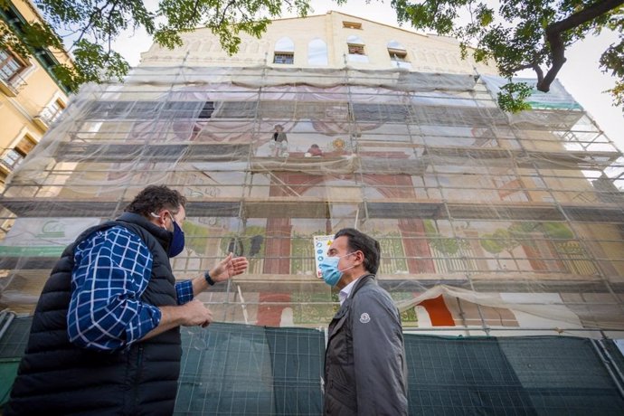 El consejero municipal de Urbanismo y Equipamientos del Ayuntamiento de Zaragoza, Víctor Serrano, visitado las labores de rehabilitacón del trampantojo de pza San Miguel con el pintor Pepe Cerdá