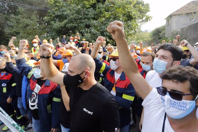Trabajadores de Alcoa convocados en el Pazo de Cea horas después de la finalización de una mesa de negociación con la empresa, en Nigrán, Pontevedra, Galicia (España), a 28 de septiembre de 2020.