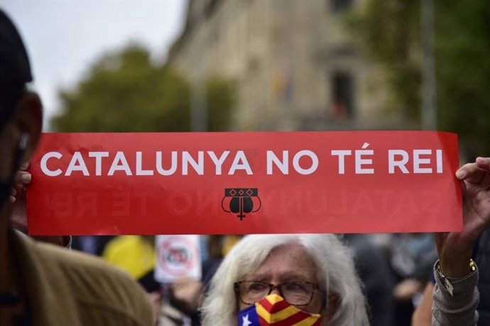Manifestants davant l'estació de Frana de Barcelona per l'acte del rei Felip VI en la BNEW.