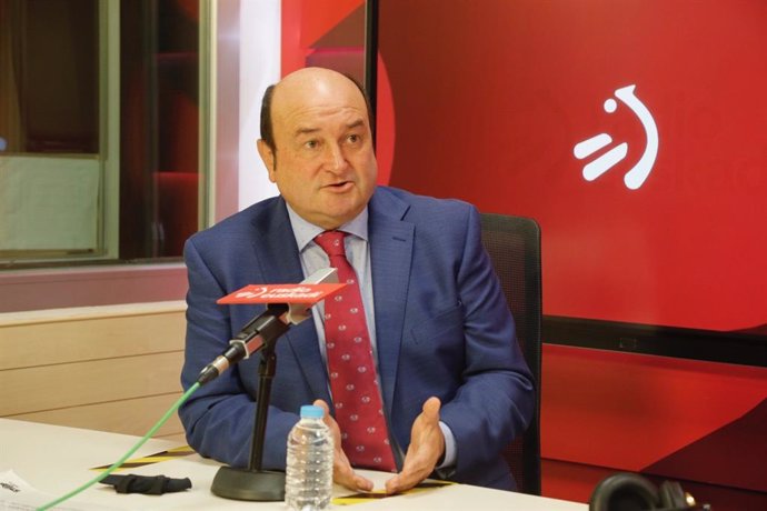 El presidente del EBB del PNV, Andoni Ortuzar, en una entrevista en Radio Euskadi