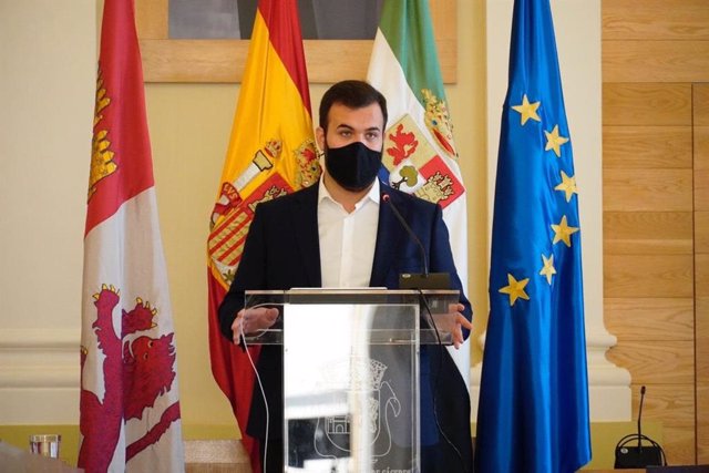 El alcalde de Cáceres, Luis Salaya, en la rueda de prensa posterior a la Junta de Gobierno local
