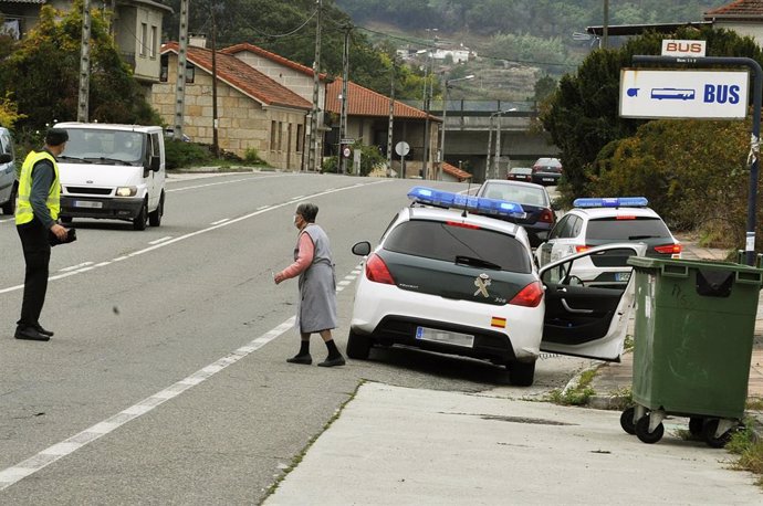 Un agente de la Guardia Civil en un control policial en la entrada a la ciudad de Ourense 