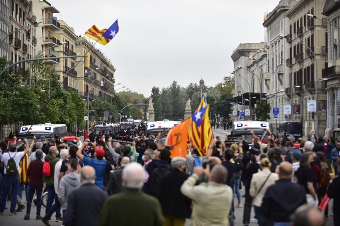 Manifestants davant del cordó policial a l'estació de Frana de Barcelona per la visita del rei Felip VI en la BNEW.