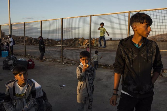 Jóvenes migrantes trasladados del incendio en Moria