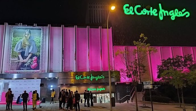 El Corte Inglés viste de rosa la fachada del centro se Serrano (Madrid) en apoyo al Día Mundial contra el Cáncer de Mama