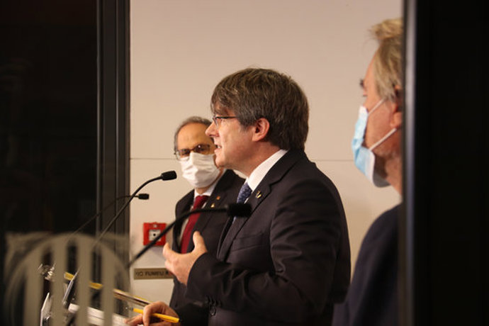 Pla obert dels expresidents de la Generalitat, Artur Mas, Carles Puigdemont i Quim Torra, en una roda de premsa a Perpiny el 9 d'octubre de 2020 (Horitzontal)