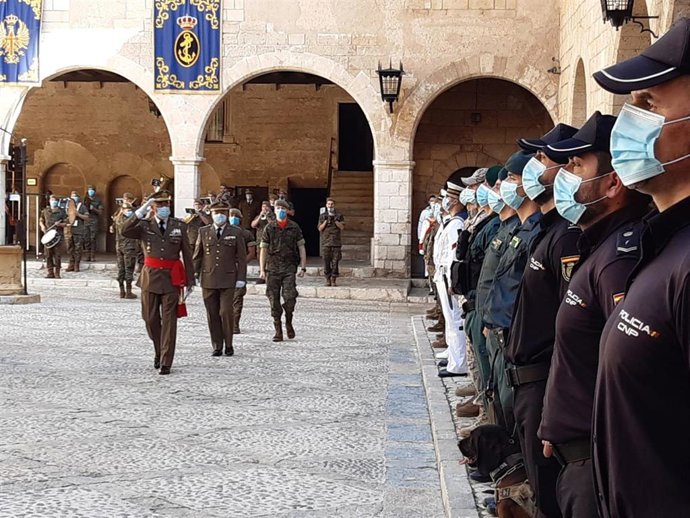El comandante general de Baleares, Fernando García Blázquez, pasando revista en la celebración del Día de la Fiesta Nacional.