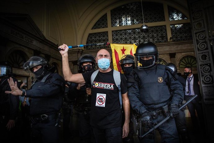 Un hombre en la puerta de la estación de Frana, donde un centenar de personas ha irrumpido al finalizar la entrega de premios BNEW al que han asistido el presidente Pedro Sánchez y el Rey Felipe VI. Barcelona, 9 de octubre de 2020.