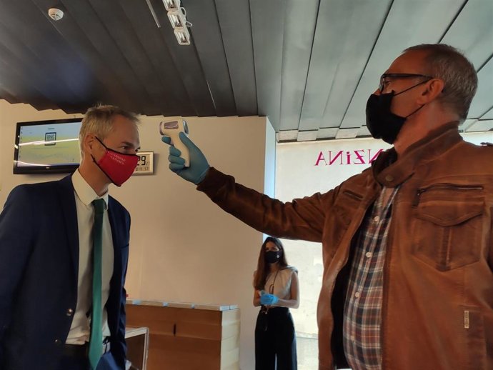 El rector de la USAL antes de participar en un foro sobre educación digital en Salamanca.