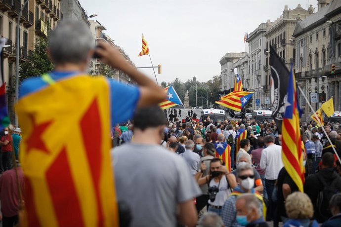 Manifestants independentistes davant l'estació de Frana en protesta per la visita del rei. Barcelona, Catalunya (Espanya), 9 d'octubre del 2020.
