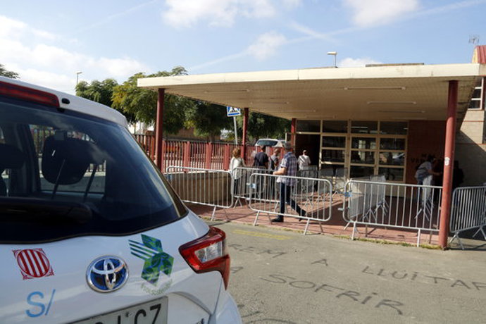 Pla general on es pot veure la cua de gent per fer-se la prova PCR en el marc del cribratge massiu que es fa Cervera per l'augment de casos de covid-19, el 9 d'octubre de 2020. (Horitzontal)