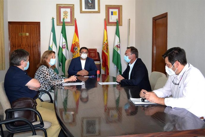 El delegado de Medio Natural y Carreteras de la institución provincial, Francisco Palomares (segundo por la dcha.), en su visita a El Guijo