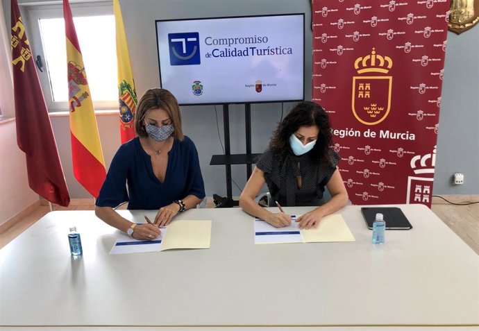 La consejera de Turismo, Juventud y Deportes, Cristina Sánchez, y la alcaldesa de Archena, Patricia Fernández, firman el protocolo de adhesión del municipio al Sistema Integral de Calidad Turística en Destinos