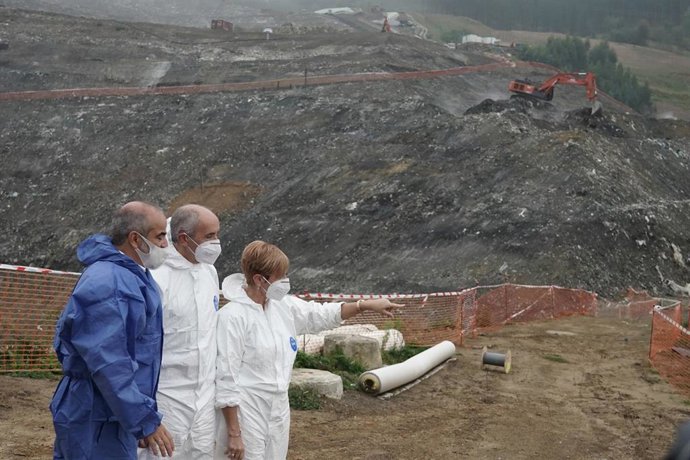 Josu Erkoreka, Arantxa Tapia y Javier Urgoiti en vertedero de Zaldibar.
