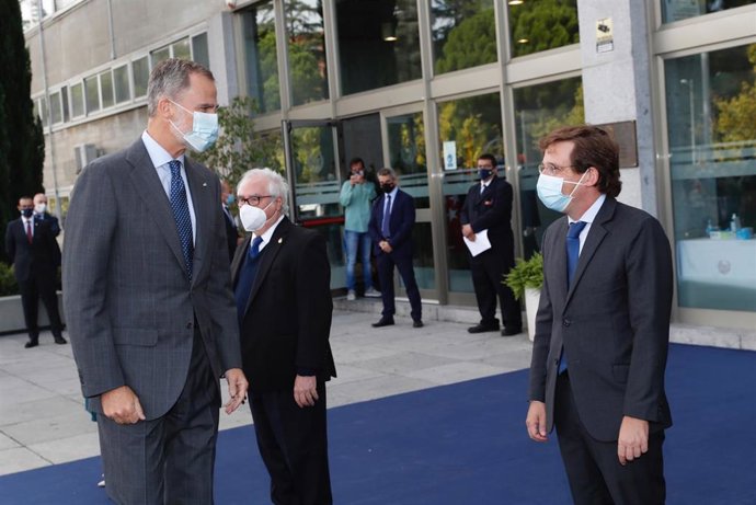El Rey Felipe VI (i) saluda al alcalde de Madrid, José Luis Martínez-Almeida (1d).