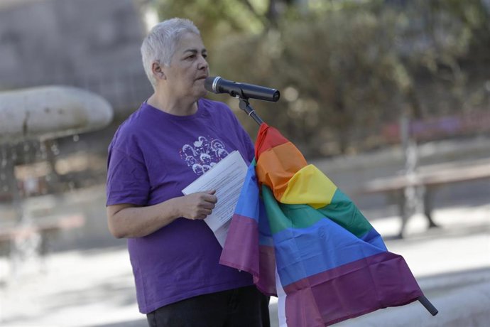La presidenta de la FELGTB, Uge Sangil, en una rueda de prensa