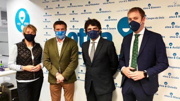 La diputada nacional del PP Paloma Gázquez; el presidente de Otea, José Luis Álvarez Almeida; el diputado nacional Mario Garcés; y el diputado regional Pablo Álvarez-Pire tras celebrar una reunión sobre la situación de la hostelería.