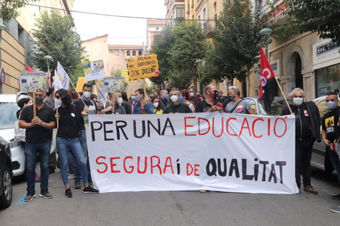 Pla general de la capalera de la concentració davant els serveis territorials d'Educació a Tarragona, en motiu de la vaga convocada per CGT i ASPEPC-SPS. Foto del 9 d'octubre del 2020 (horitzontal).