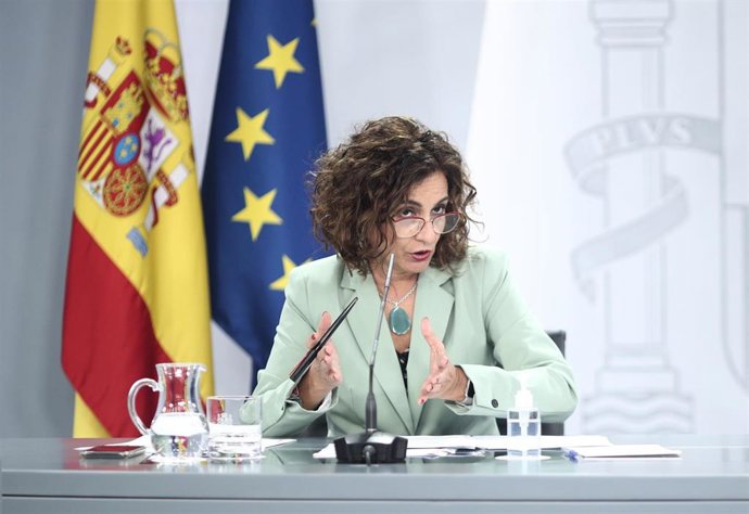 La ministra portavoz y de Hacienda, María Jesús Montero, interviene durante una rueda de prensa posterior al Consejo de Ministros en Moncloa