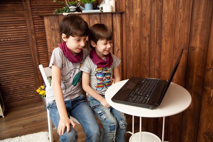 Unos niños miran un ordenador