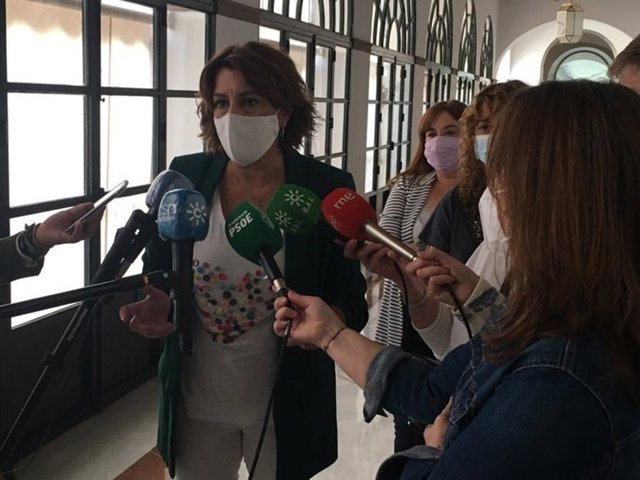 La secretaria general del PSOE-A, Susana Díaz, atendiendo a los periodistas en el Parlamento