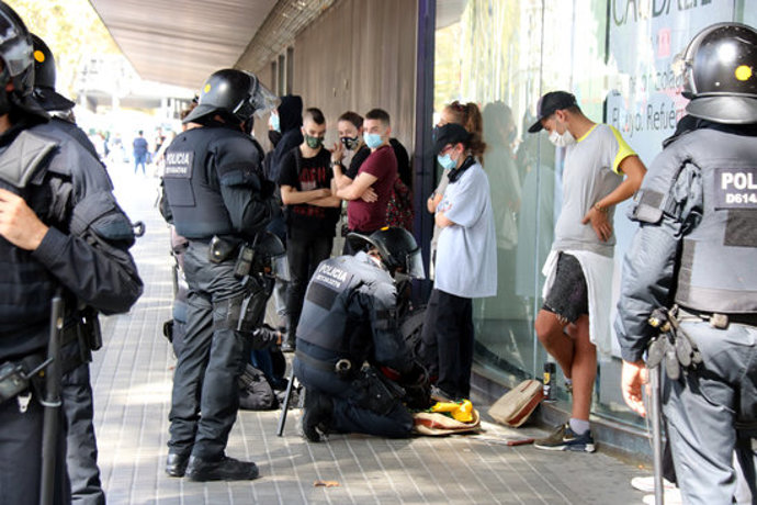 Els mossos identifiquen a plaa Catalunya alguns dels manifestants procedents de Pla de Palau. (Horitzontal)