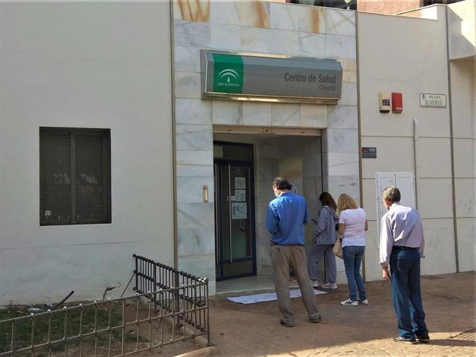 Varias personas guardan cola a las puertas de un centro de salud de Almería