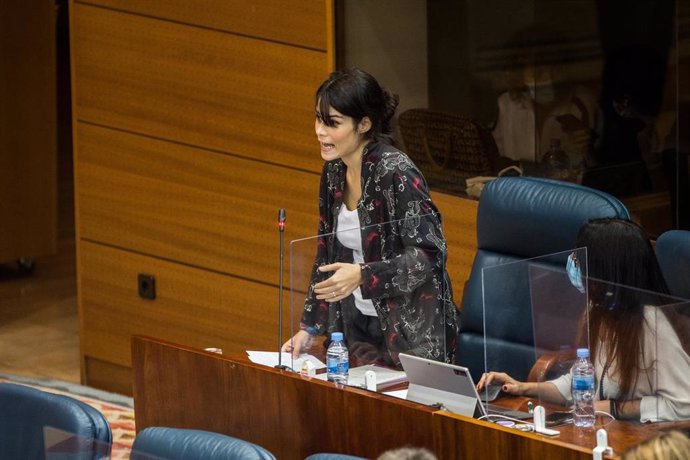 La portavoz de Unidas Podemos en la Asamblea de Madrid, Isa Serra, interviene en una sesión plenaria en la Asamblea de Madrid (España), a 8 de octubre de 2020. Este pleno está marcado, entre otras cuestiones, por el debate de la reprobación de la gestió