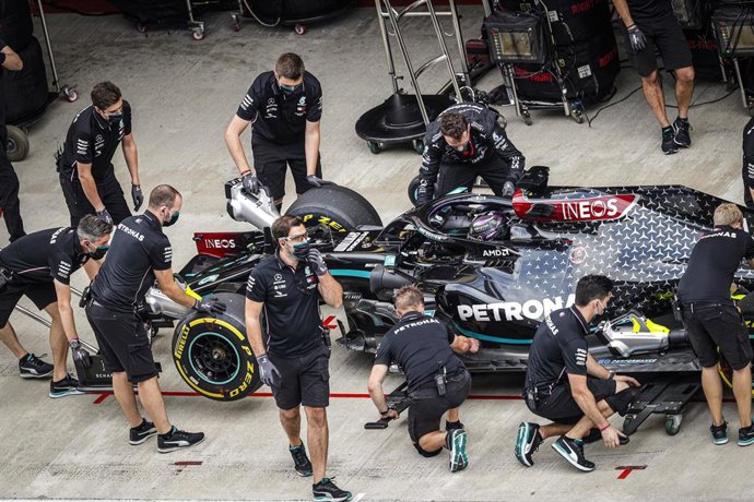 Miembros del equipo Mercedes con Lewis Hamilton