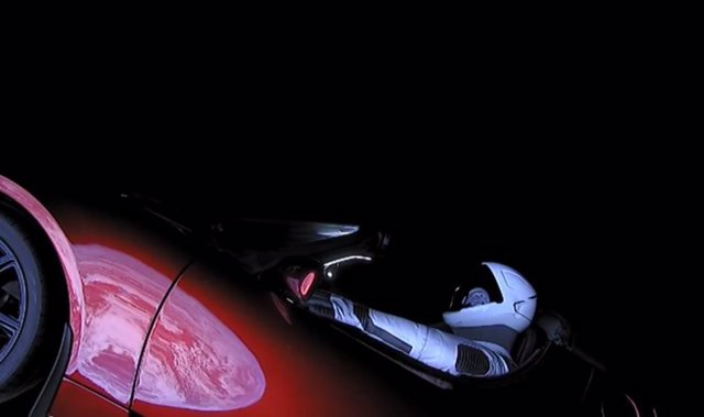 Starman al volante de un Tesla Roadster en el espacio