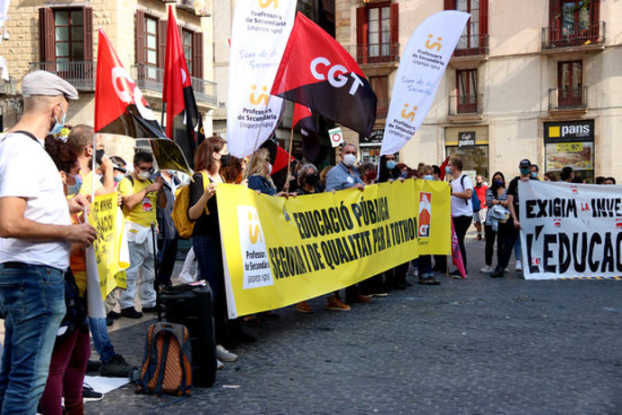 Pla obert de la manifestació d'educació a plaa Sant Jaume. Imatge del 9 d'octubre del 2020. (Horitzontal)