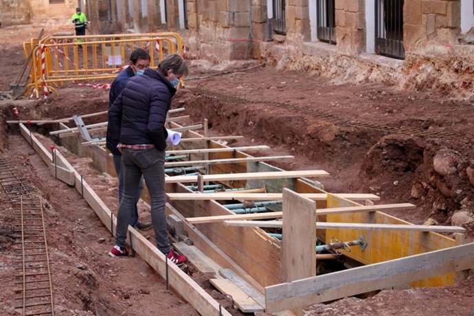 El alcalde de Soria visita las obras realizadas en el Casco Viejo.