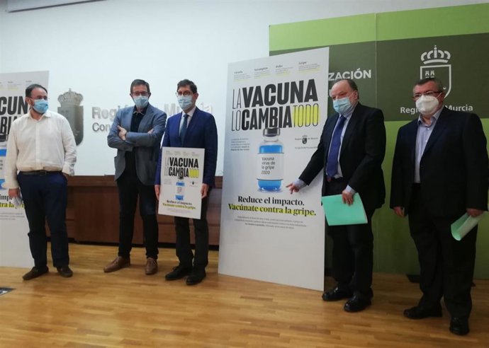 Villegas, en el centro, durante la presentación de la campaña de la gripe