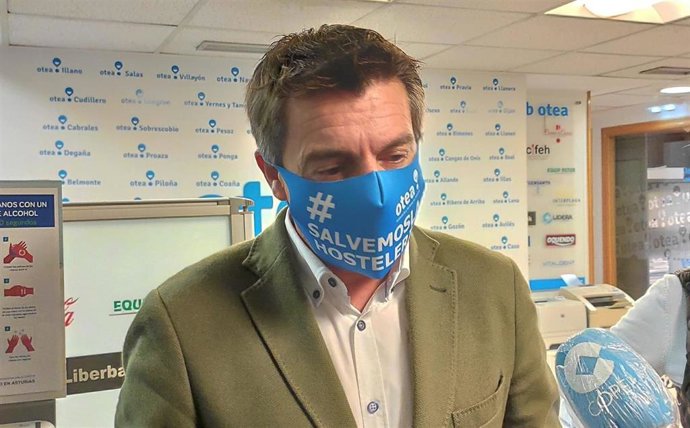 El presidente de Otea, José Luis Álvarez Almeida, atiende a los medios.