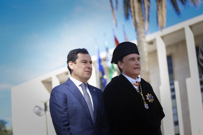 Juanma Moreno y el rector de la UCO, José Carlos Gómez Villamandos, en una imagen de archivo.