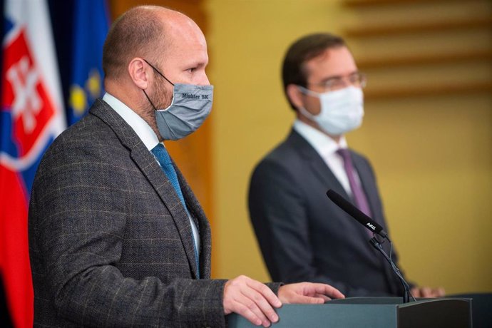 El ministro de Defensa de Eslovaquia, Jaroslav Nad (a la izquierda), y el ministro de Sanidad, Marek Krajei