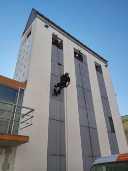 Un bombero durante el curso de rescate en altura