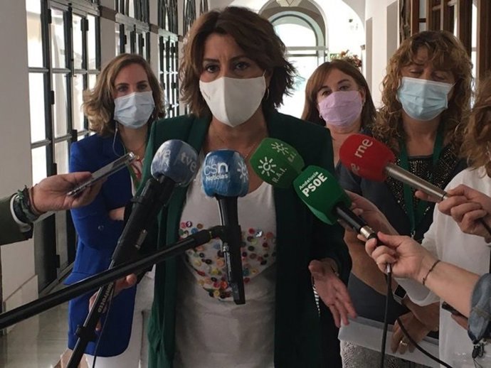 La secretaria general del PSOE-A, Susana Díaz, atendiendo a los periodistas en el Parlamento