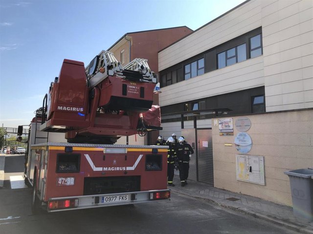 Desalojan sin heridos un colegio de Pozuelo al incendiarse un tejado y entra el fuego en las aulas