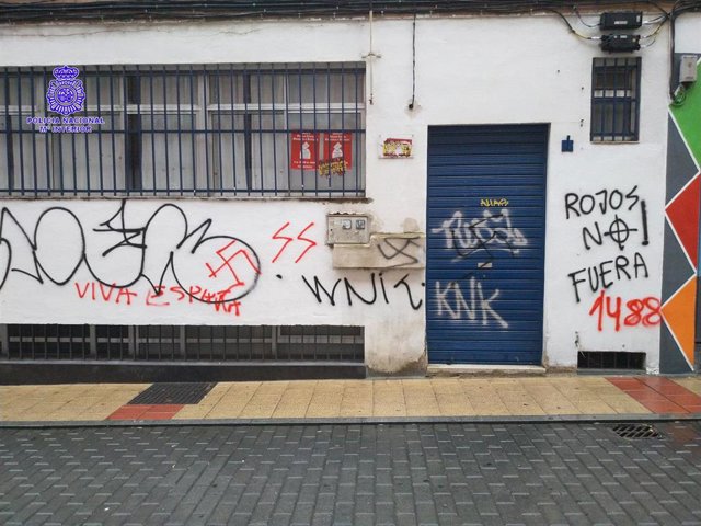 Pintadas de ideología nazi aparecidas en la fachada del Ateneo Republicano de Valladolid.