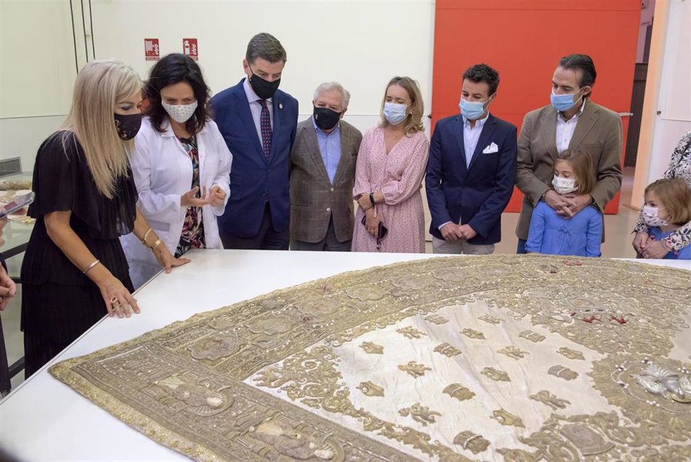 El IAPH restaurará el conjunto textil 'de los Apóstoles' del ajuar de la Virgen del Rocío