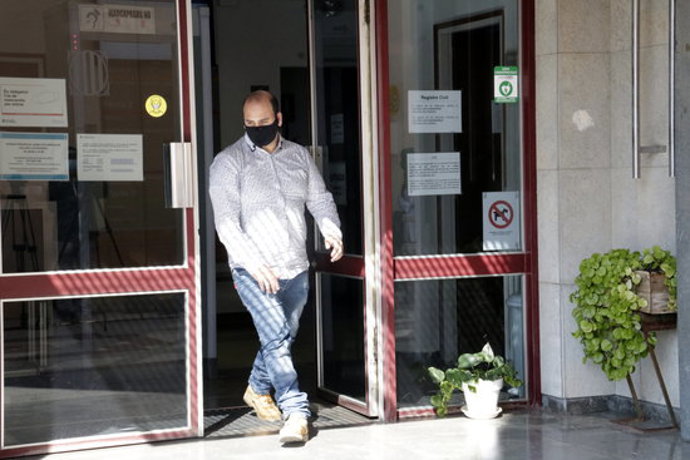 El traficant que va delatar els Mossos d'Esquadra de Santa Coloma de Farners sortint del jutjat el 9 d'octubre del 2020 (horitzontal)