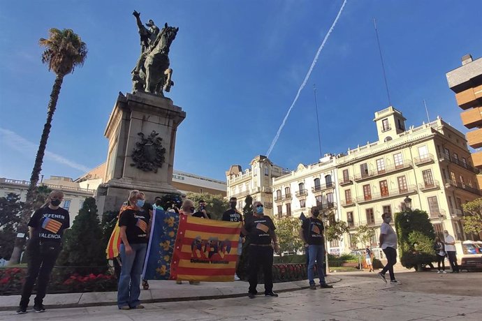 Integrantes de la asociación cultural Defendem Valéncia se concentran en la Plaza de Alfons el Magnnim (Parterre), durante el Día de la Comunitat Valenciana, en Valencia, Comunidad Valenciana (España), a 9 de octubre de 2020. Defendem es una de las och