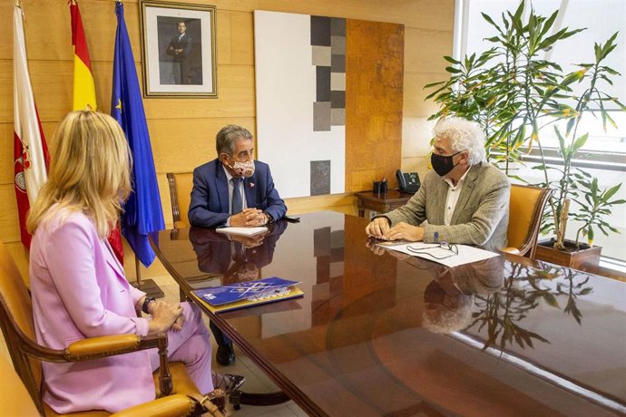 El presidente de Cantabria, Miguel Ángel Revilla, con el presidente de la Asociación de Hostelería, Ángel Cuevas, y su directora, Bárbara Gutiérrez