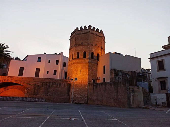 Aparcamiento de la calle Santander con la Torre de la Plata al fondo