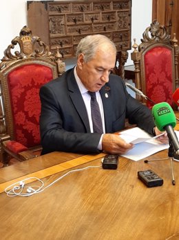 El presidente de la Diputación de Lugo, José Tomé, en rueda de prensa.