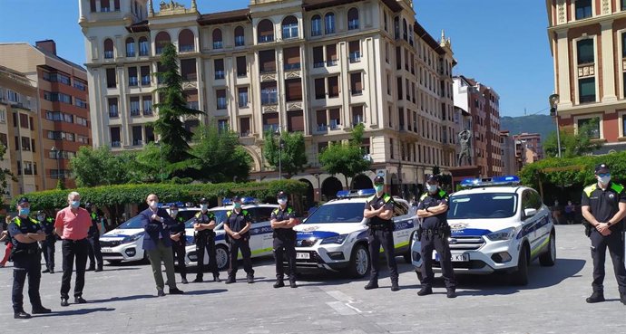 El concejal de Seguridad Ciudadana y Protección Civil de Barakaldo, Ángel Madrazo, con agentes de las Policía Local.