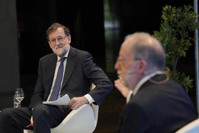 El expresidente del Gobierno, Mariano Rajoy (i); y el politólogo, columnista y ex vicepresidente de la Xunta, Xosé Luís Barreiro Rivas, durante el debate "Diálogo sobre el futuro" organizado por la Fundación Empresa Universidad Gallega (FEUGA), en Santi